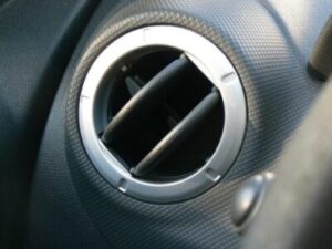 車のエアコンが臭い 異臭の原因や対策 費用についてご紹介 のりもの相談所